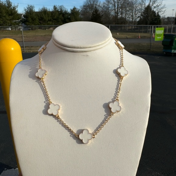 NEW ARRIVALS STATEMENT NECKLACE - Picture 13 of 16